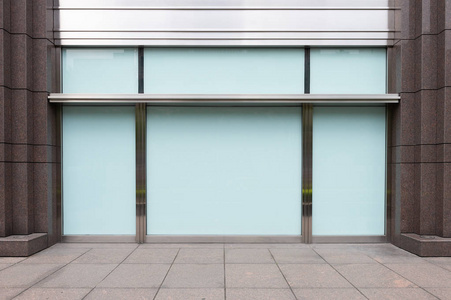 商店精品店前有大窗户和地名摄影图