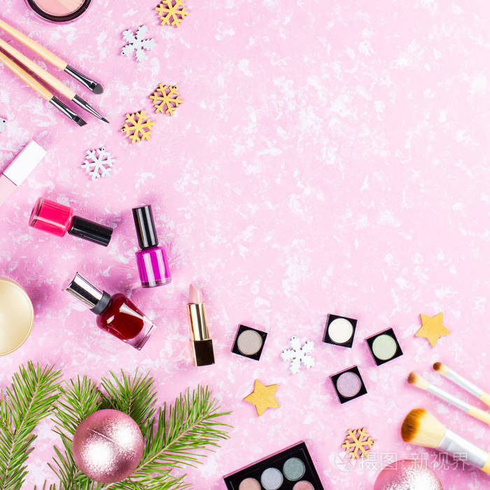 化妆和圣诞装饰艺术粉红色背景复制空间顶部视图