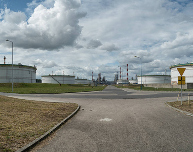 波兰格但斯克洛托斯炼油厂的油罐场