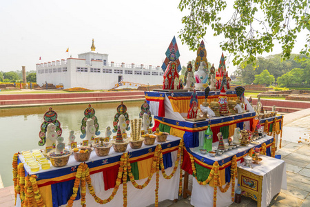 佛教发源地在兰比尼和佛教祭品附近的神圣池塘。 捕捉到尼泊尔2018年春季