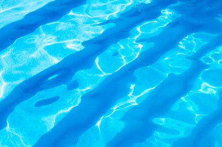游泳池里的蓝色水背景
