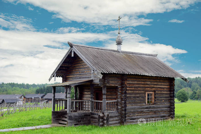 农村的旧乡村木屋. 俄罗斯村庄的老式房子. 夏季
