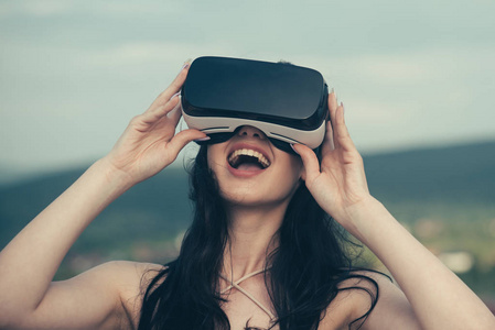 快乐的女孩使用 vr 耳机.这太酷照片