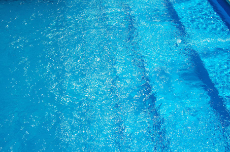 游泳池里的蓝色水背景