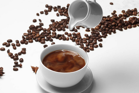 咖啡豆小杯，装满咖啡豆，隔离在白色上
