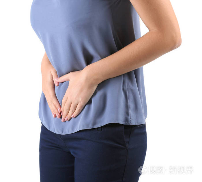 白底腹痛的年轻女子