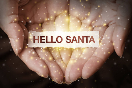向圣诞老人问好的手。 祝你在这个快乐的季节里有美好的回忆。