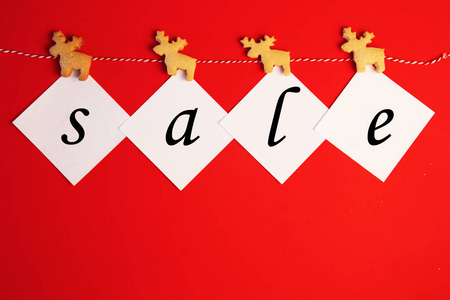 圣诞节时间装饰, 卡片和姜饼鹿固定在绳子上用晾衣针, 查出在红色