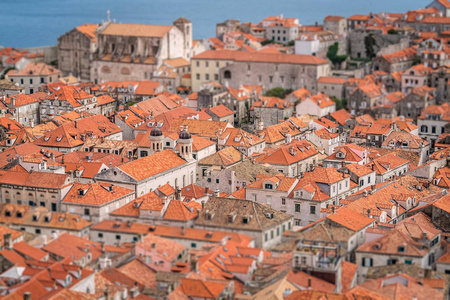 Dubrovnik的旧房子的景色，从旧城镇的墙上看