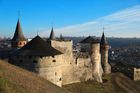 斯莫里奇河上的老城堡是一座前鲁德尼亚立陶宛城堡，后三部分是波兰堡垒，位于历史名城卡米安涅茨波德尔斯基，位于乌克兰波多利亚的历史地