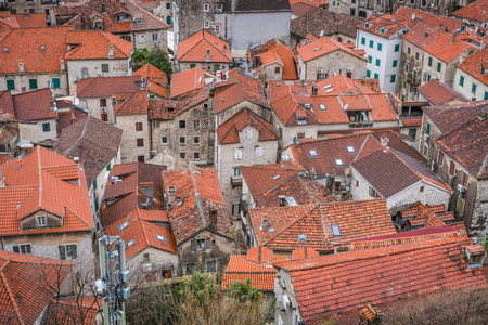 黑山科尔托老城红色瓷砖屋顶的鸟瞰图