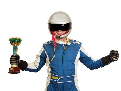 男性赛车家优胜者的画像与一个被隔绝的金奖杯杯子在白色