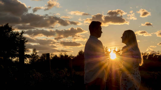 他们站在葡萄园附近.蜜月和旅行的概念照片