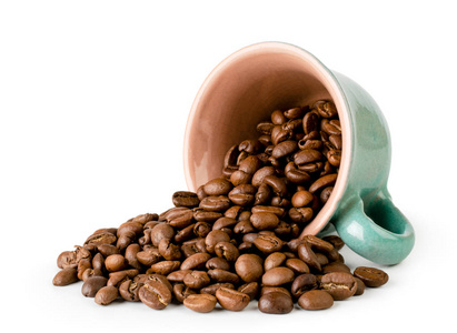 咖啡豆洒在一个白色的, 孤立的杯子