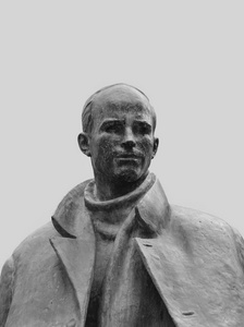 俄罗斯诗人尼古拉鲁布佐夫在俄罗斯托特马沃洛格达地区的纪念碑。 单色风格。