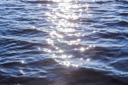 海水表面背景拍摄。 阳光照射在水面上。