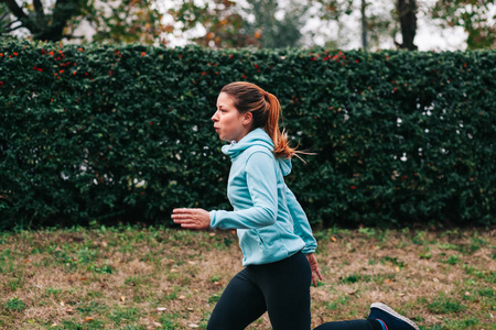女人在奔跑。 女子跑步者马拉松慢跑训练。 适合女孩健身运动员模型户外运动。