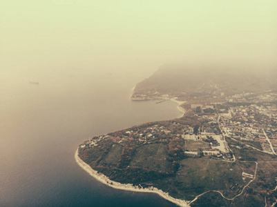 在多雾的天气中, 拥有城市建筑的海洋或海岸全景
