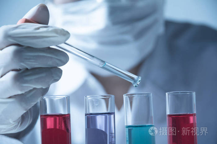 研究人员用玻璃实验室化学试管与液体进行分析,医学,制药和科研概念.