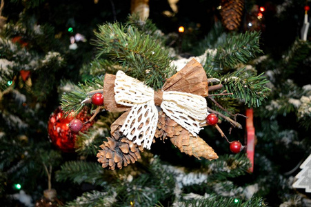 圣诞树。 这幅画描绘了一棵有不同玩具的新年树的碎片。