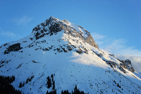 美丽的巨大山峰