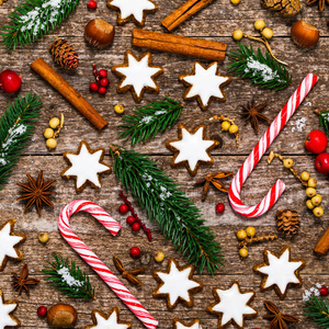 圣诞节背景与假日明星姜饼饼干装饰在木制背景。 选择性聚焦。