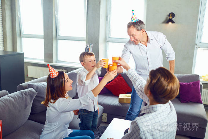 一个有蜡烛蛋糕的家庭庆祝生日聚会