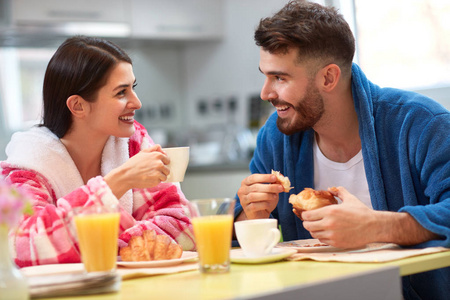 情侣在厨房里一起吃早餐