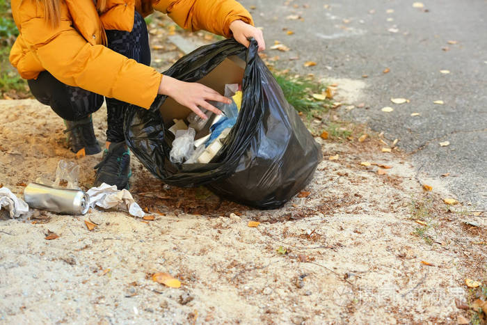 女人在户外收集垃圾