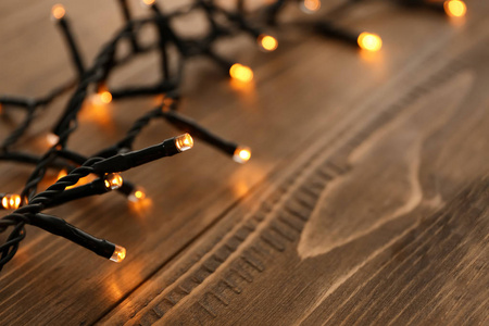 木桌特写上闪烁的圣诞灯