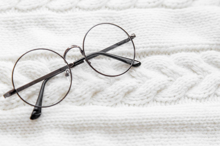 家舒适和冬夜。软焦点复古眼镜, 在针织地毯平底板上。学习, 专业编辑, 校对, 作家