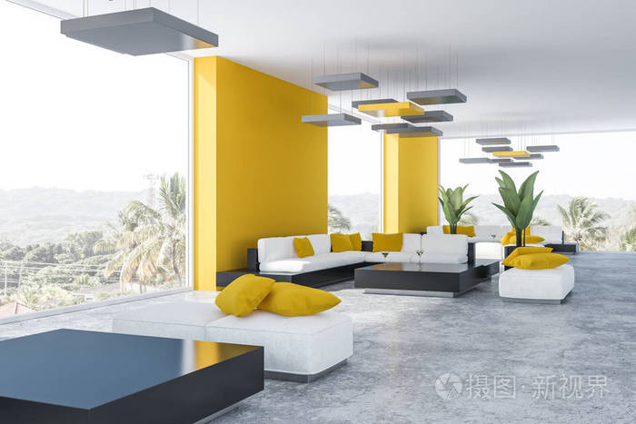 办公室休息室的角落,黄色的墙壁,混凝土地板和白色的沙发,站在黑色的