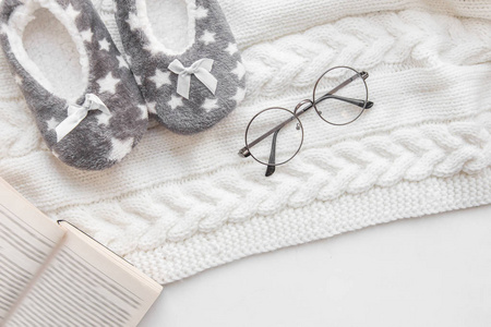 家舒适和冬夜。软焦点复古眼镜, 书。可以看到家里的拖鞋, 一个针织地毯平面上的杯子。学习, 专业编辑, 校对, 作家