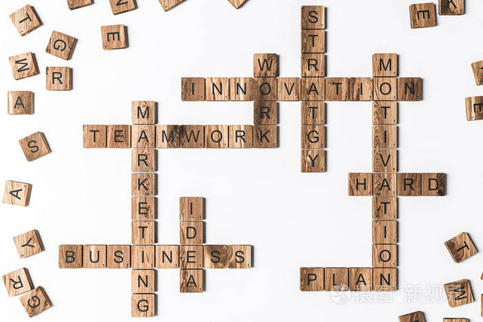 商务相关单词填字游戏，由木制拼字砖拼在白色桌子上。 建立强大的业务团队和成功的理念。 3D渲染