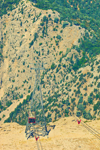 红色缆车从金牛座山脉移动到MT的顶部。 奥利姆波塔赫塔利。 土耳其