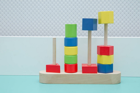 五颜六色的木制儿童玩具分数从一到五个数字的彩色戒指。 彩色木制玩具形状