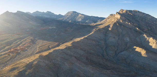 壮观的岩层发现在红岩峡谷国家公园就在拉斯维加斯内华达州。 这个保护区充满了支流金丝雀，有丰富多彩的独特和戏剧性的地质。