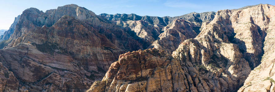 壮观的岩层发现在红岩峡谷国家公园就在拉斯维加斯内华达州。 这个保护区充满了支流金丝雀，有丰富多彩的独特和戏剧性的地质。