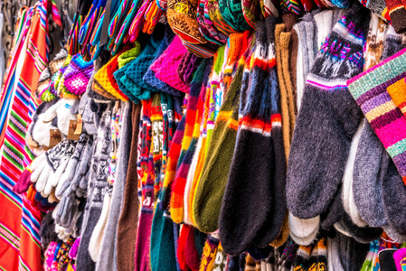 玻利维亚纪念品商店上不同的五颜六色的鞋带