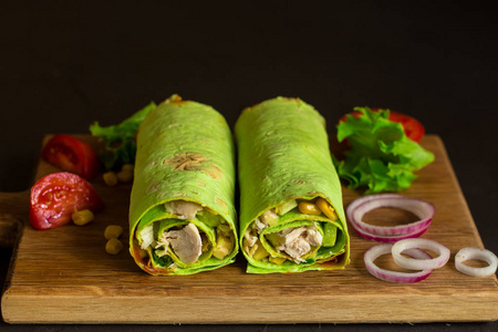 鸡, 黑豆, 菠菜和西红柿面卷饼墨西哥鸡肉墨西哥卷碗与米豆,番茄,鳄梨