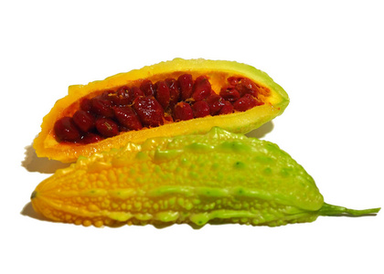 切片成熟苦瓜苦瓜苦瓜苦瓜苦瓜苦瓜苦瓜苦瓜苹果. 一半有红色的种子.