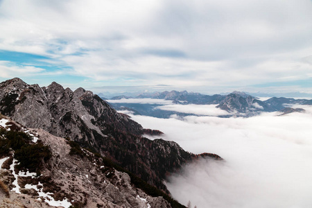 朱利安阿尔卑斯山峰下山谷中的云