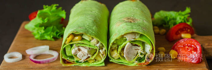 玉米饼用肉和蔬菜包绿色玉米饼包上面的风景复制空间