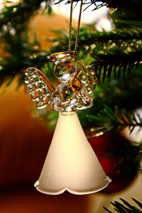 圣诞树上的玩具玻璃天使装饰