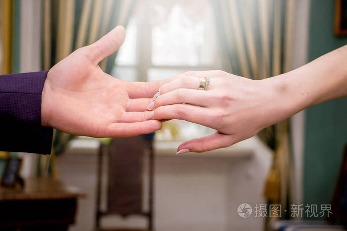 两个情人互相伸出手. 年轻人在一起快乐