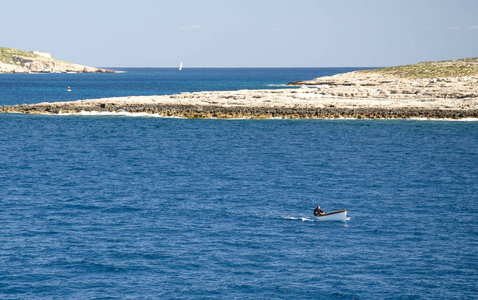 靠近马耳他群岛科米诺岛或肯穆纳岛的渔船，位于戈佐海峡地中海马耳他
