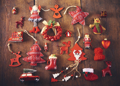圣诞背景。 设置了许多不同的红色鲍布和老式玩具在黑暗的木板。 圣诞节准备概念
