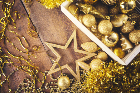 圣诞节背景。许多不同的金宝和装饰在黑暗的木板上。圣诞节准备概念
