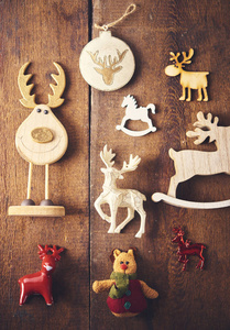 圣诞节背景。在深色木板上放置了许多不同的鹿玩具。圣诞节准备概念