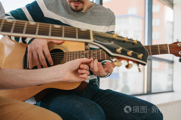 学习弹吉他。音乐教育和课外课程。爱好和热情演奏吉他和唱歌